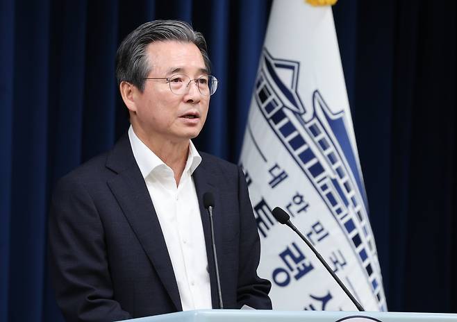 김용범 대통령실 정책실장이 31일 브리핑을 하고 있다. /뉴스1