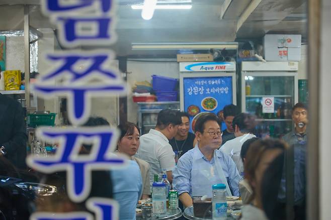 이재명 대통령이 지난 11일 저녁 서울 종로구의 한 고깃집에서 직원들과 퇴근길 외식을 하고 있다. /뉴스1이 대통령은 "소비 진작을 위해 저부터 외식을 많이 하겠다"고 강조하며 경기 활성화를 위한 실천 의지를 내비쳤다. (이재명 대통령 SNS. 재판매 및 DB 금지) 2025.7.12/뉴스1
