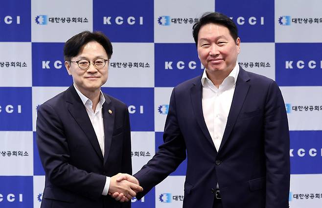 김정관 산업통상자원부 장관이 4일 서울 중구 대한상공회의소에서 최태원 대한상공회의소 회장과 면담에 앞서 인사를 나누고 있다. 2025.8.4/뉴스1 ⓒ News1 박지혜 기자