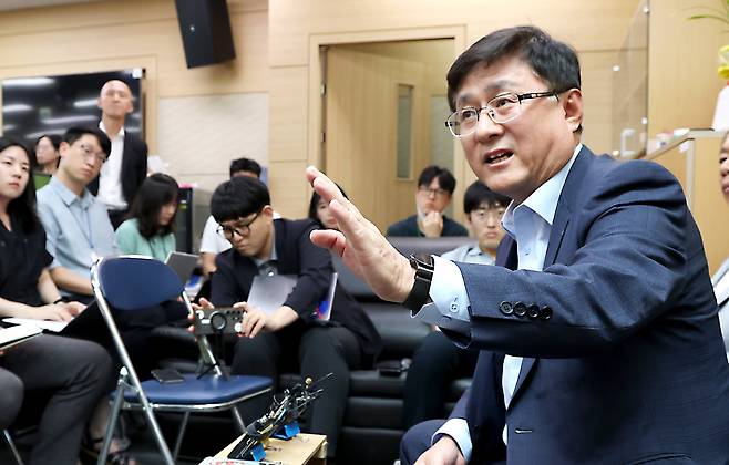 김성환 환경부 장관이 4일 오후 세종시 정부세종청사 환경부 기자실에서 출입기자단과 현안 관련 감담회에 참석하여 질문에 답하고 있다./뉴스1