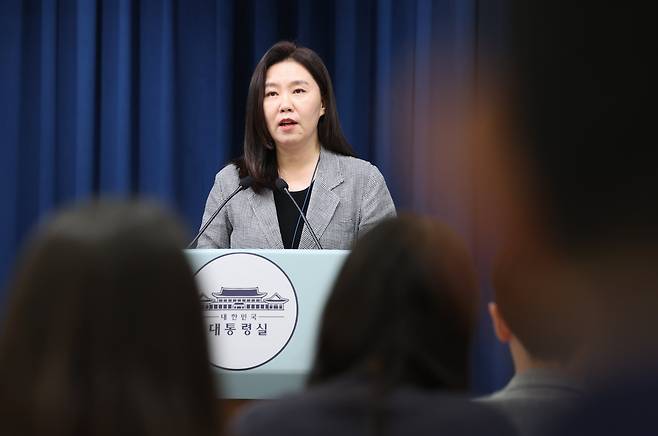 강유정 대통령실 대변인이 4일 서울 용산 대통령실 청사에서 비서실장 주재 수석보좌관회의 관련 브리핑을 하고 있다. /뉴스1