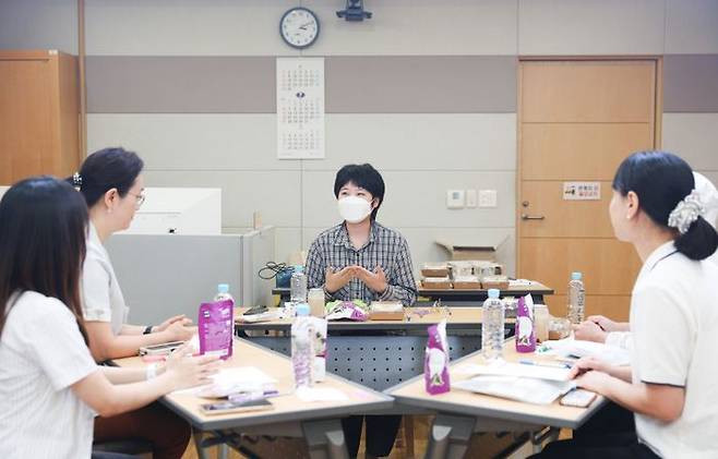 1일 (가운데) 이정현 작가가 프로그램 1기 참여자들과 암치료 경험을 나누고 있다. ⓒ삼성서울병원