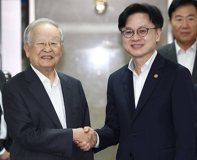 손경식 한국경영자총협회(경총) 회장(왼쪽)과 김정관 산업통상자원부 장관이 4일 서울 마포구 경총회관에서 악수하고 있다. ⓒ연합뉴스