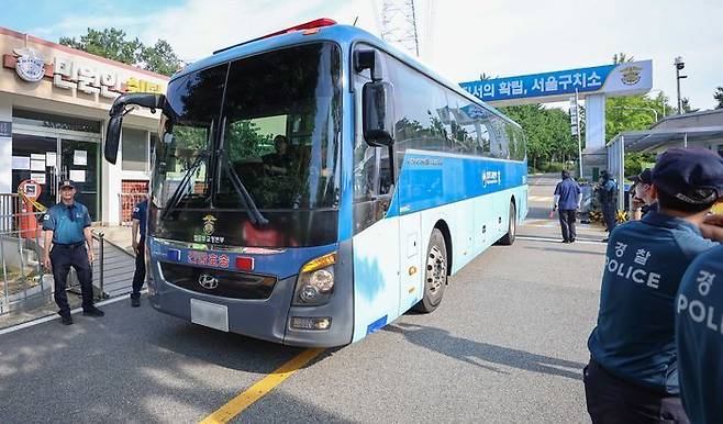 김건희 여사 의혹들을 수사하는 민중기 특별검사팀이 윤석열 전 대통령에 대한 체포영장 집행에 나선 지난 1일 경기 의왕시 서울구치소 앞에 경찰이 경계근무를 서고 있다. ⓒ연합뉴스