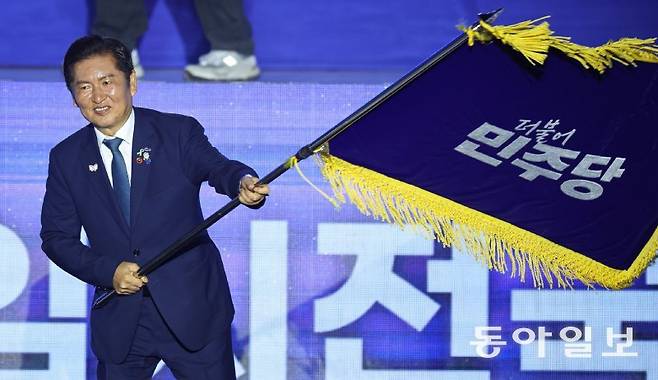 더불어민주당 정청래 신임 당대표가 2일 경기 고양시 킨텍스에서 열린 제2차 임시전국당원대회에서 당기를 흔들고 있다. 고양=이훈구 기자 ufo@donga.com