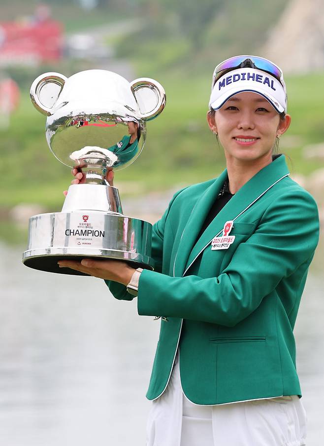 지난 시즌 한국여자프로골프(KLPGA)투어 공동 다승왕을 차지했던 배소현이 올 시즌 신설된 오로라월드 레이디스 챔피언십 초대 챔피언에 오른 뒤 트로피를 들고 카메라 앞에 섰다. KLPGA투어 제공