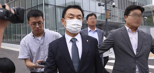 도이치모터스 주가 조작 사건의 핵심 인물인 권오수 전 도이치모터스 회장이 3일 서울 종로구에 마련된 김건희 특검 사무실에서 오전 조사를 마친 뒤 마스크를 쓴 채 나오고 있다. 권 전 회장은 도이치모터스 주가 조작 사건으로 재판에 넘겨져 4월 대법원에서 징역 3년에 집행유예 4년, 벌금 5억 원 형이 확정됐다. 하지만 지난해 10월 검찰이 김건희 여사를 무혐의 처분하면서, 특검은 김 여사와 관련된 주가 조작 사건을 다시 수사하고 있다. 뉴시스