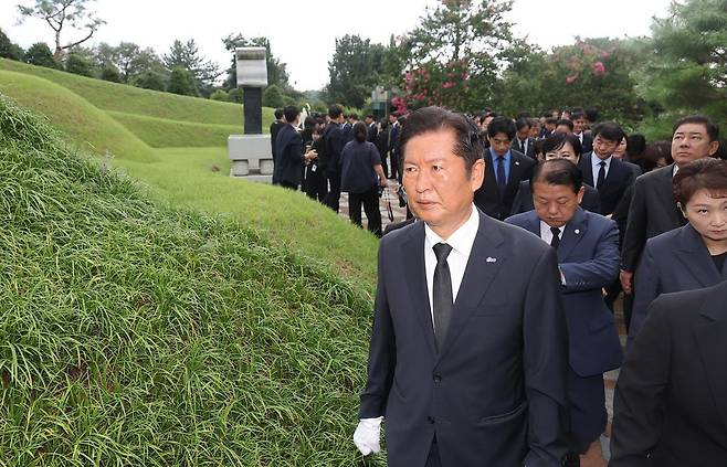 정청래 더불어민주당 대표가 4일 오전 서울 동작구 현충원 내 故 김대중 전 대통령 묘역을 참배 한 뒤 걸음을 옮기고 있다.(공동취재) 뉴스1