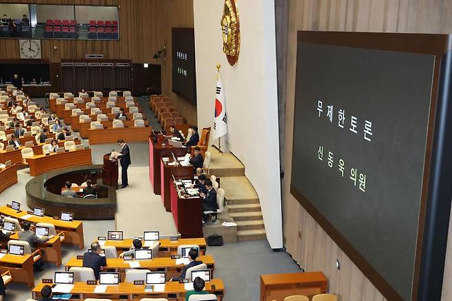 신동욱 국민의힘 의원이 4일 오후 서울 여의도 국회에서 열린 본회의에 상정된 방송법 일부개정법률안(대안)에 대한 무제한토론(필리버스터)을 하고 있다.  2025.8.4/뉴스1