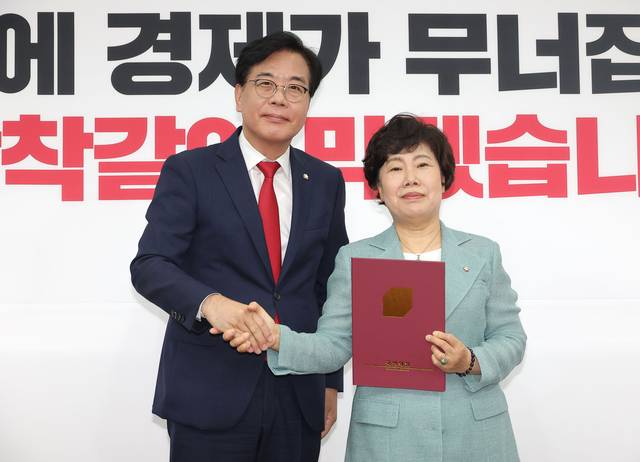 송언석 국민의힘 비상대책위원장 겸 원내대표가 4일 국회에서 열린 사법정의수호 및 독재대응 특위 임명장 수여식에서 조배숙 위원장에게 임명장을 수여하고 있다. [연합뉴스]
