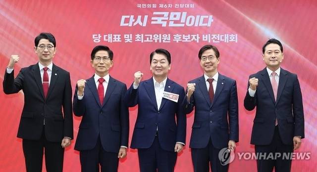(맨 왼쪽부터 기호 순) 주진우·김문수·안철수·조경태·장동혁 국민의힘 당대표 후보가 3일 서울 여의도 국민의힘 당사에서 열린 제6차 전당대회 후보자 비전대회에서 기념촬영을 하고 있다. [연합뉴스]