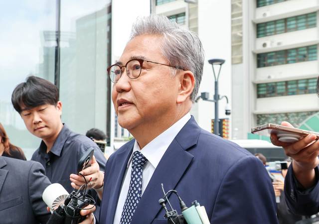 박진 전 외교부 장관이 4일 조사를 받기 위해 서울 종로구 KT광화문빌딩에 마련된 김건희 여사 관련 의혹을 수사 중인 민중기 특별검사팀 사무실에 출석하고 있다. 이슬기 기자 9904sul@