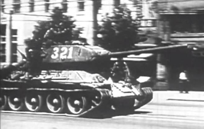 서울에 진입한 소련제 T-34 북괴 인민군 탱크 부대, 전차에 맞설 무기가 없었던 국군은 북괴군 전력의 핵심인 소련제 T-34 탱크부대에 힘없이 무너져 전쟁 발발 3일만인 6월 28일 서울을 빼았겼다. 수도 서울의 함락은 한 도시를 잃었다는 것 이상의 엄청난 정치적, 심리적 무게를 갖는 것이었다. 역사박물관 홈페이지 영상 캡처