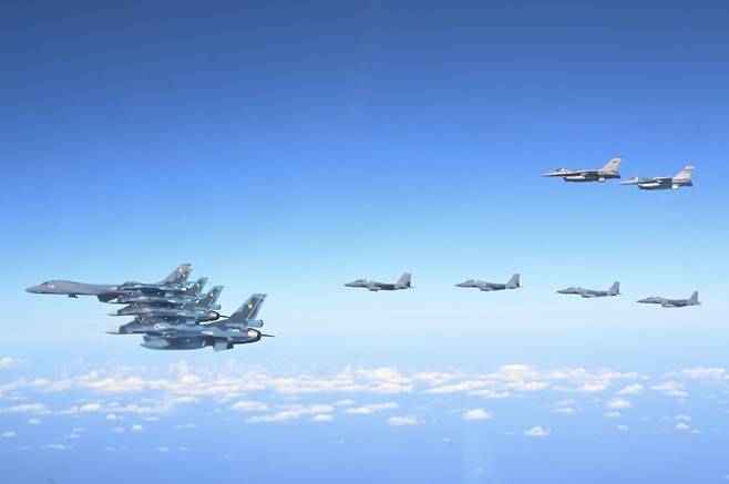 지난해 11월 3일 미 전략폭격기 B-1B와 우리 공군 F-15K 전투기 4대, 미 공군 F-16 전투기 2대, 일본 항공자위대 F-2 전투기 4대가 참가한 한미일 공중훈련을 실시하고 있다. 합동참모본부 제공
