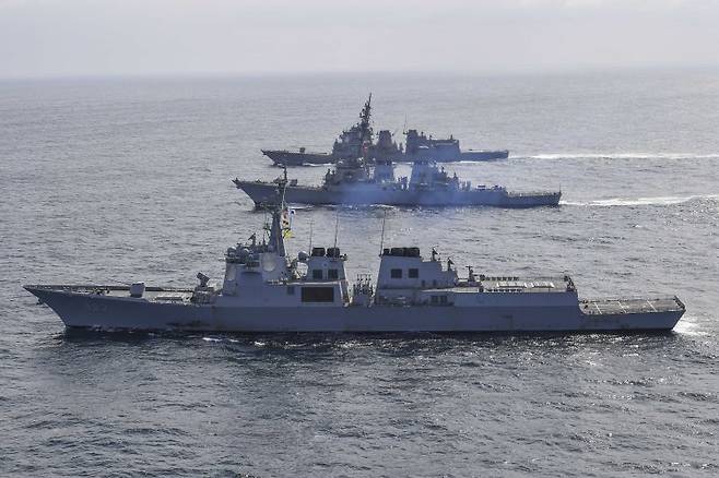 한·미 해군과 일본 해상자위대 이지스구축함이 지난 2023년 4월 17일 동해 공해상에서 고도화되고 있는 북한의 핵·미사일 위협에 대응하기 위한 한미일 해상 미사일 방어훈련을 하고 있다. 훈련은 북한의 탄도미사일 도발 상황을 상정해 가상의 탄도미사일 표적을 생성하여 탐지, 추적, 정보공유 등 대응하는 절차를 숙달하는 데 중점을 두고 실시하였다. 사진은 앞에서부터 율곡이이함, 벤폴드함, 아타고함. 해군 제공