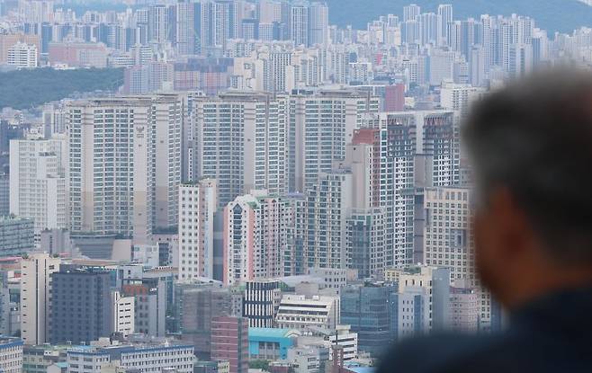 서울 중구 남산에서 바라본 아파트 단지. 뉴시스