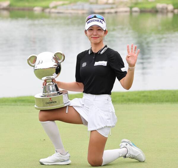 2025년 한국여자프로골프(KLPGA) 투어 상반기 마지막 대회이자, 올해 신설 대회인 오로라월드 레이디스 챔피언십 우승을 차지한 배소현 프로가 우승 트로피를 들고 기념 촬영하는 모습이다. 사진제공=KLPGA