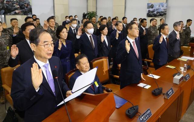 한덕수 국무총리가 지난 1월22일 국회에서 열린 ‘윤석열 정부의 비상계엄 선포를 위한 내란 혐의 진상규명 국정조사특별위원회’ 1차 청문회에서 증인 선서를 하고 있다. 이상민 전 행정안전부 장관은 고발과 재판 등의 이유로 선서를 거부한 채 자리에 앉아 있다. 윤운식 선임기자 yws@hani.co.kr