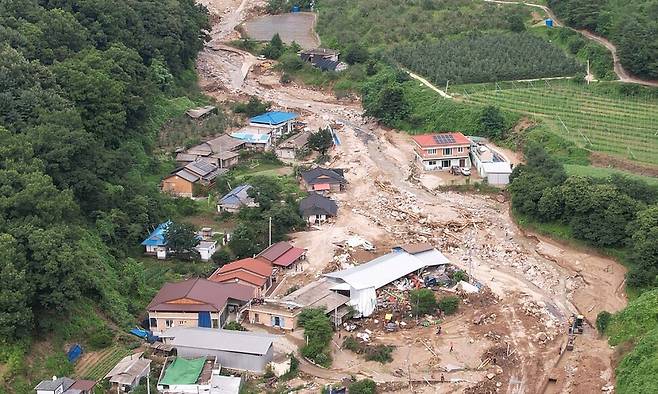 2023년 7월16일 오후 경북 예천면 감천면 벌방리 한 마을이 산사태로 쏟아진 흙이 파묻혀 있다. 백소아 기자 thanks@hani.co.kr