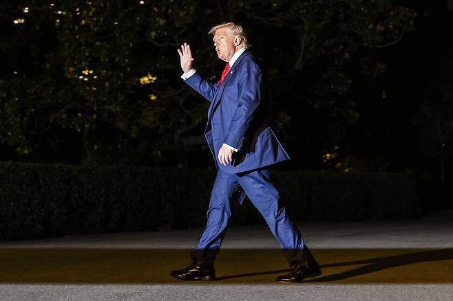 도널드 트럼프 미국 대통령이 3일(현지시각) 뉴저지 베드민스터에서 주말을 보낸 뒤 워싱턴 디시(D.C.)의 백악관으로 복귀하면서 손을 흔들고 있다. 워싱턴/EPA 연합뉴스