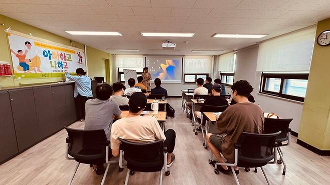 김기탁 소장이 서울 송파구 가락종합사회복지관에서 진행한 아빠 교육을 진행하고 있다. 김기탁 소장 제공