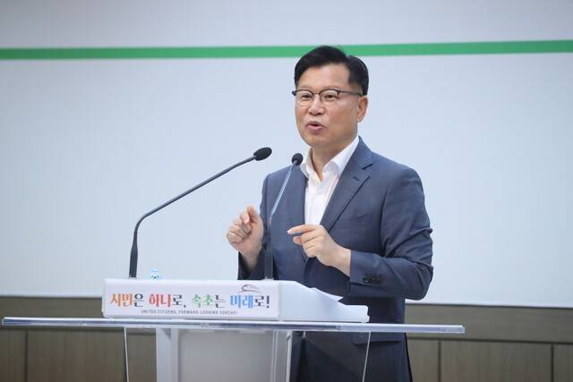 지난달 11일 강원 속초시청 대회의실에서 열린 속초시 콤팩트시티 사업 설명회에서 국민의힘 소속 이양수 의원이 지역 주민들에게 인사하고 있다. 연합뉴스