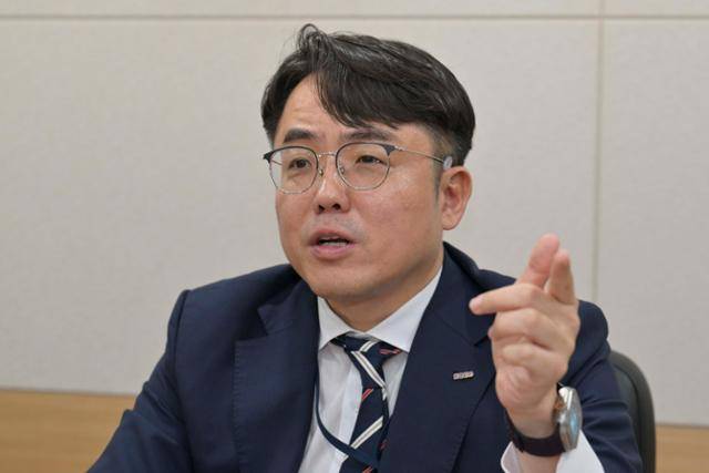 지난달 17일 서울 송파구 해양환경공단 사무실에서 김원성 본부장이 온실가스 감축을 위한 해양환경의 중요성을 설명하고 있다. 강예진 기자