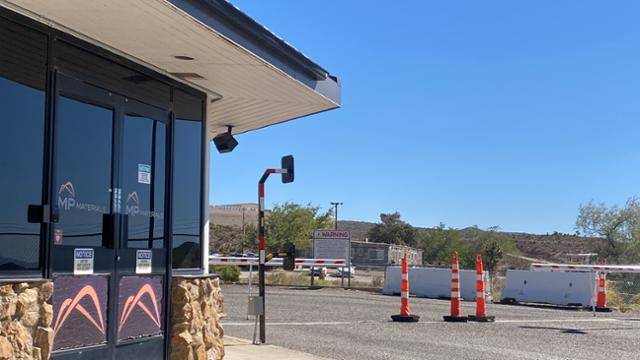 지난달 30일 미국 캘리포니아주(州) 마운틴패스 소재 MP머티리얼스의 희토류 광산 입구가 통제되고 있다. 마운틴패스=박지연 특파원