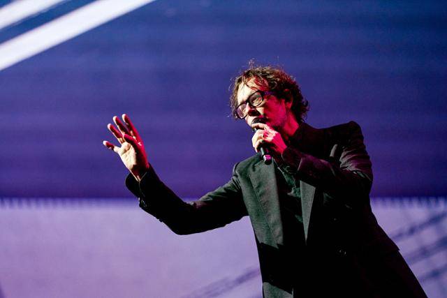 2일 인천 송도달빛축제공원에서 열린 펜타포트락페스티벌 이틀째 공연에서 영국 밴드 펄프의 보컬 자비스 코커가 노래하고 있다. 인천시 제공