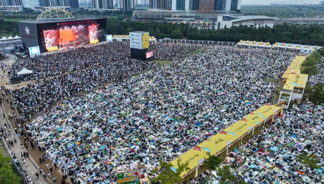 20회 펜타포트락페스티벌 이틀째 공연이 열린 2일 인천 송도달빛축제공원을 상공에서 바라본 모습. 인천시 제공