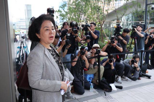 김영선 전 국민의힘 의원이 4일 오전 서울 종로구에 마련된 김건희 특검팀(특별검사 민중기) 사무실로 조사를 받기 위해 출석하며 입장을 밝히고 있다. 뉴스1