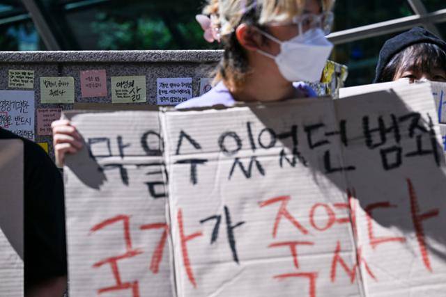 2022년 9월 19일 대학생·청년 단체 회원들이 서울 중구 신당역 앞에서 신당역 스토킹 살해 사건 해결을 촉구하는 기자회견을 하고 있다. 이한호 기자