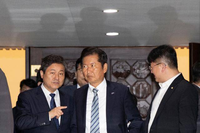 정청래 더불어민주당 대표를 비롯한 의원들이 4일 서울 여의도 국회에서 열린 제427회 국회(임시회) 3차 본회의에서 국민의힘 측에서 방송법 개정안에 대한 필리버스터(무제한토론)에 돌입하자 회의장을 나서고 있다. 뉴스1