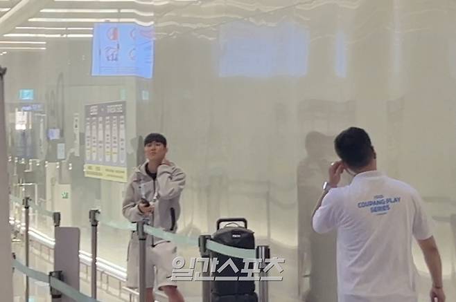 양민혁이 인천공항 출국장에서 서성이다가 공항을 빠져나왔다. 사진=김희웅 기자