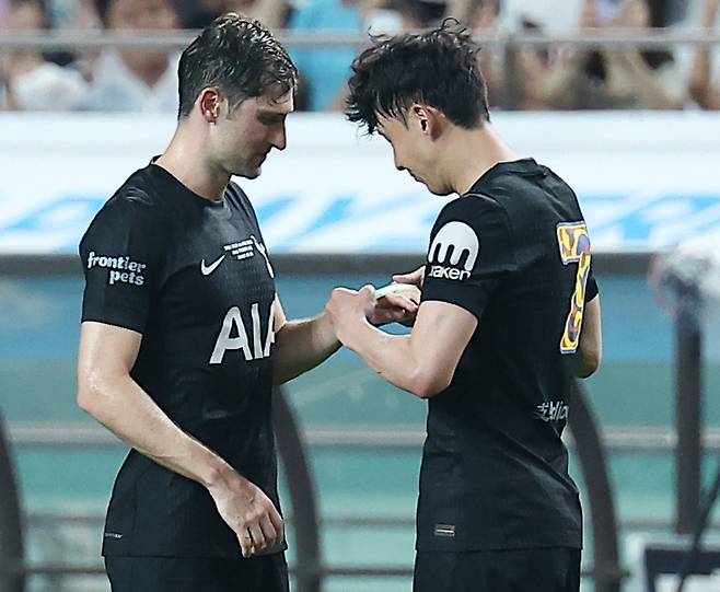 <yonhap photo-4771=""> 손흥민 '토트넘을 부탁해' (서울=연합뉴스) 서대연 기자 = 올여름 팀을 떠나기로 한 토트넘 홋스퍼 손흥민이 3일 서울월드컵경기장에서 열린 2025 쿠팡플레이 시리즈 뉴캐슬 유나이티드와의 친선경기에서 교체 아웃되며 벤 데이비스에게 주장완장을 넘기고 있다. 2025.8.3 dwise@yna.co.kr/2025-08-03 22:23:38/ <저작권자 ⓒ 1980-2025 ㈜연합뉴스. 무단 전재 재배포 금지, AI 학습 및 활용 금지></yonhap>