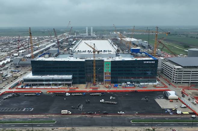 <yonhap photo-4512="">미국 텍사스주 테일러시에 건설 중인 삼성전자 반도체 공장 전경. 삼성전자 제공</yonhap>