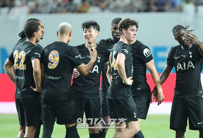잉글랜드 프리미어리그 토트넘 홋스퍼와 뉴캐슬 유나이티드가 맞붙는 '2025 쿠팡플레이 시리즈' 두번째 경기가 3일 오후 서울 마포구 서울월드컵경기장에서 열렸다. 후반 교체되는 손흥민이 동료들과 인사하고 있다. 상암=김민규 기자 mgkim1@edaily.co.kr /2025.08.03/