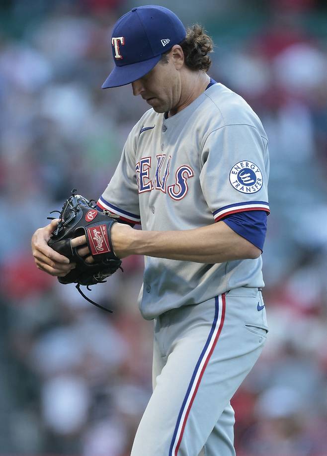 <yonhap photo-2737=""> ANAHEIM, CALIFORNIA - JULY 28: Jacob deGrom #48 of the Texas Rangers walks off the field after the third out against the Los Angeles Angels in the third inning at Angel Stadium of Anaheim on July 28, 2025 in Anaheim, California. Ronald Martinez/Getty Images/AFP (Photo by RONALD MARTINEZ / GETTY IMAGES NORTH AMERICA / Getty Images via AFP)/2025-07-29 11:30:57/ <저작권자 ⓒ 1980-2025 ㈜연합뉴스. 무단 전재 재배포 금지, AI 학습 및 활용 금지></yonhap>