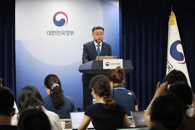 <yonhap photo-3548="">송상훈 과학기술정보통신부 정보통신정책실장이 4일 서울 종로구 정부서울청사에서 독자 AI 파운데이션 모델 프로젝트 정예팀 선정 결과를 브리핑하고 있다. 연합뉴스</yonhap>