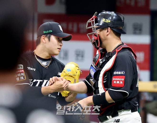 25일 오후 서울 고척스카이돔에서 열린 2025 프로야구 KT 와 키움 경기. KT가 2-0 승리 했다. 경기 종료 후 마무리 박영현과 포수 장성우가 악수하고 있다. 고척=정시종 기자 /2025.05.25.