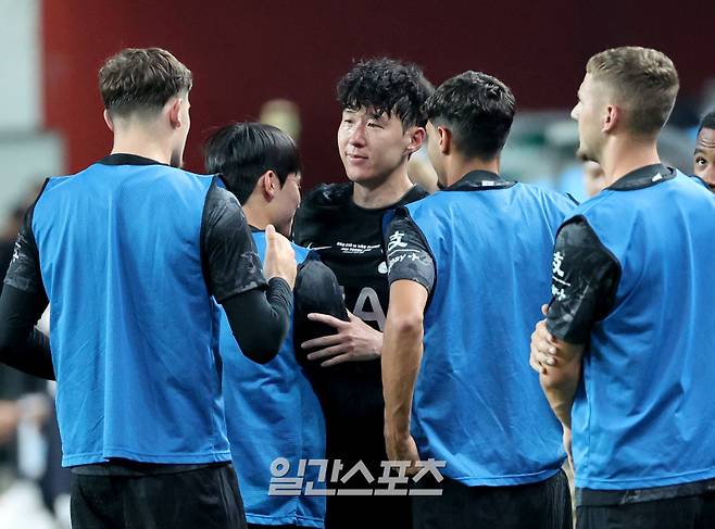 잉글랜드 프리미어리그 토트넘 홋스퍼와 뉴캐슬 유나이티드가 맞붙는 '2025 쿠팡플레이 시리즈' 두번째 경기가 3일 오후 서울 마포구 서울월드컵경기장에서 열렸다. 후반 교체로 나간 손흥민이 양민혁과 포옹하고 있다. 상암=김민규 기자 mgkim1@edaily.co.kr /2025.08.03/