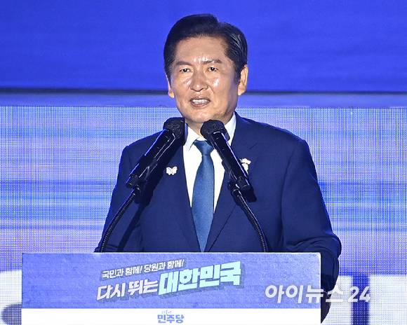 정청래 더불어민주당 신임 대표가 2일 경기 고양시 킨텍스에서 열린 2차 임시전국당원대회에서 수락 연설을 하고 있다. 2025. 08. 02. [사진=곽영래 기자]
