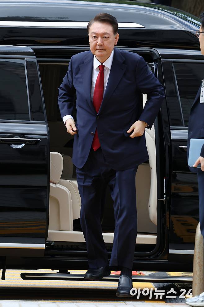 12·3 비상계엄과 관련해 특검의 수사를 받는 윤석열 전 대통령이 두 번째 구속 전 피의자 심문(영장실질심사)을 받기 위해 9일 오후 서울 서초구 중앙지법으로 출석하고 있다. [사진=사진공동취재단]
