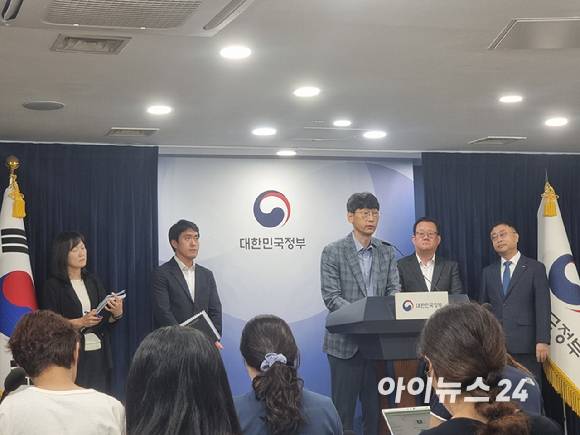 김경만 과기정통부 인공지능기반정책관이 4일 오후 정부서울청사에서 열린 브리핑에서 기자들의 질문에 답하고 있다. [사진=윤소진 기자]