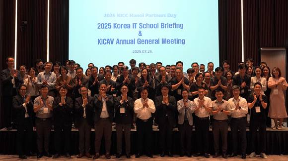 (둘째 줄 왼쪽 아홉 번째부터) 레 티 비엣 람 베트남 과학기술부 부국장, 양기성 한국대사관 과학기술정보통신관이 지난 29일 베트남 하노이에서 열린 ‘KICC 파트너스 데이 2025’에서 참석자들과 기념 촬영하고 있다. [사진=NIPA]