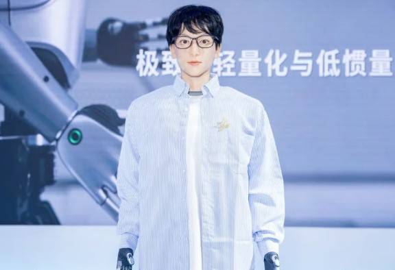 중국 최초의 인간형 로봇 '쉐바(Xueba 01)' [사진=SCMP 캡처]