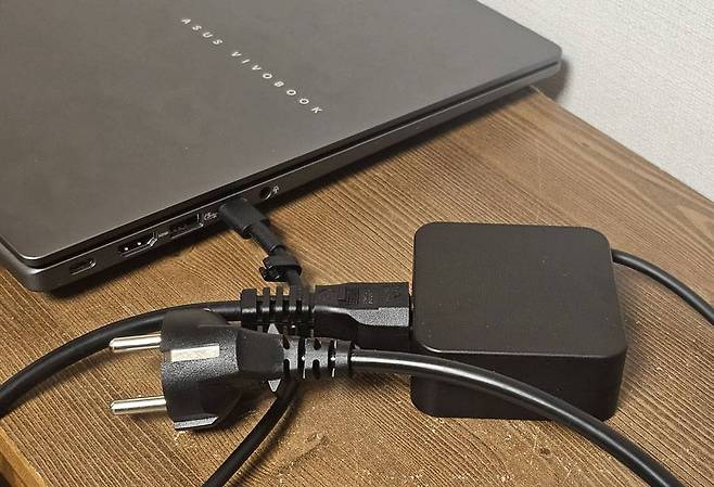 타입-C 포트에 꽂아 본체를 충전하는 USB-PD 전원 어댑터를 이용한다 / 출처=IT동아