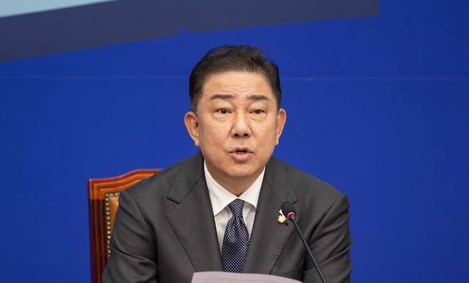 김병기 당대표 직무대행 및 원내대표가 지난 1일 국회 본청 당대표회의실에서 최고위원회의를 주재하고 있다. (더불어민주당)
