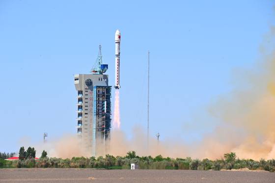 지난 5월 중국 지우취안 위성발사센터에서 데이터센터 인공위성이 창정 로켓에 실려 발사되고 있다. [신화사=연합뉴스]