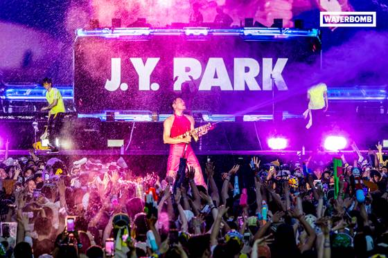 워터밤 서울 2025에서 무대를 선 가수 박진영이 '핑크 핫가이'라는 수식어로 SNS를 달궜다. 메이드온